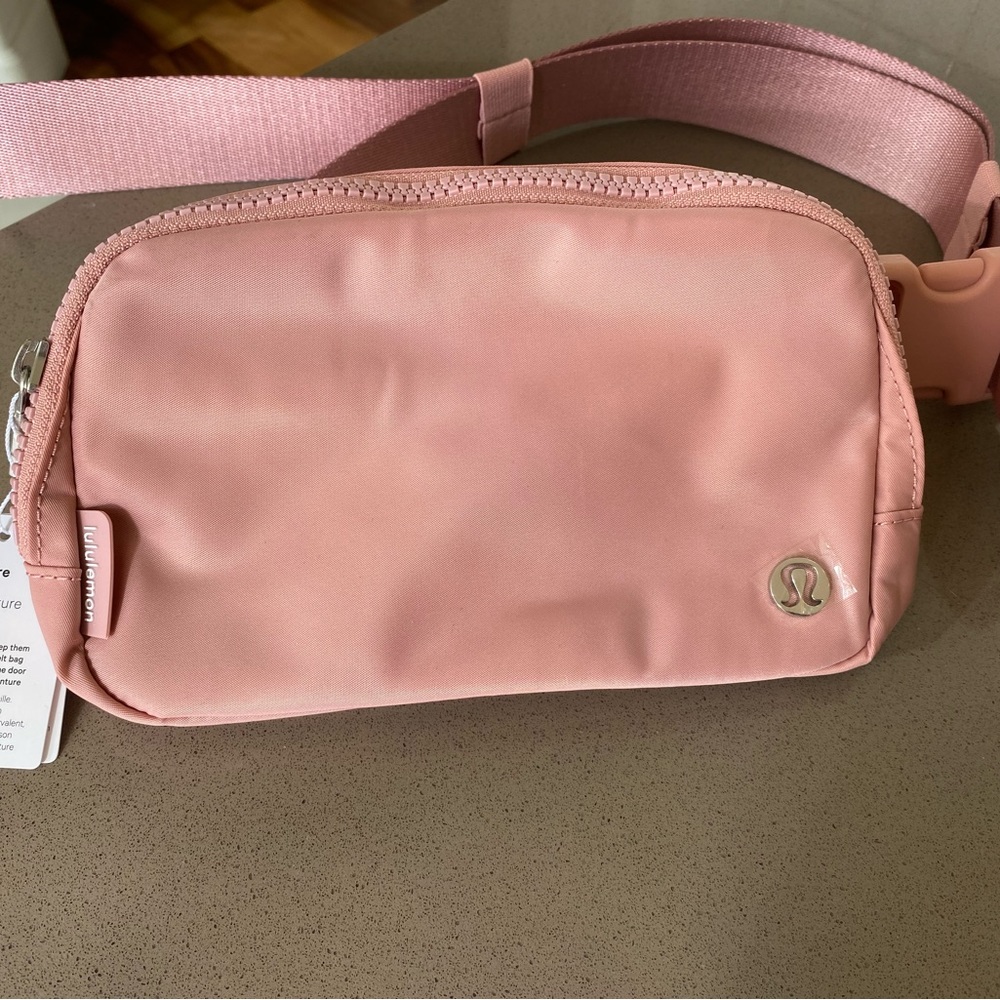 Lululemon everywhere belt bag in light pink